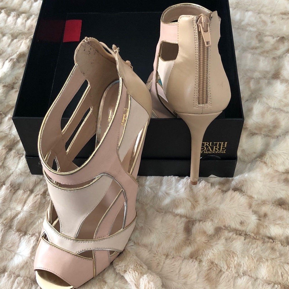 Open Toe caged shoe